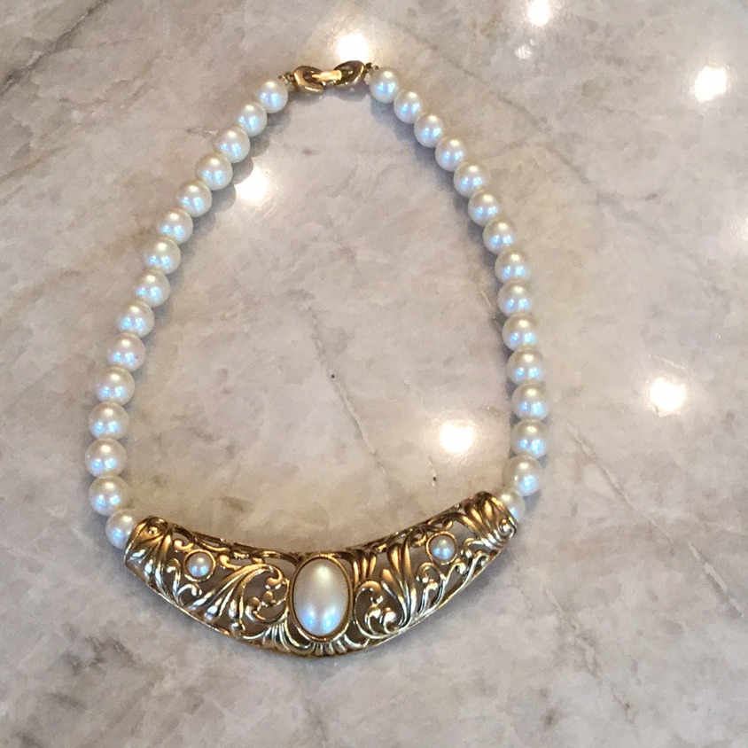 Elegant White Man-Made Pearl Necklace With Gold Centerpiece And Intricate Design 20$